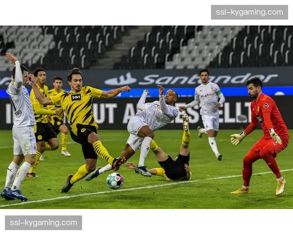 场边视角：瓜迪奥拉激烈指挥，要求队员在由攻转守时立即实施反抢