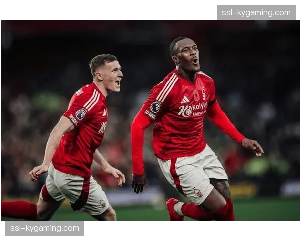 镜头捕捉：西汉姆联主帅莫耶斯在补时绝杀后的激动反应