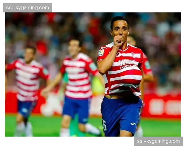 通讯：记录格拉纳达主场告别战，球队确定降级后球迷依然高歌鼓舞球员